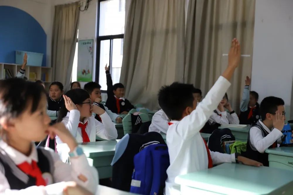 奇思妙想·我爱科学 —— 记五（4）小蚂蚁中队主题班会活动