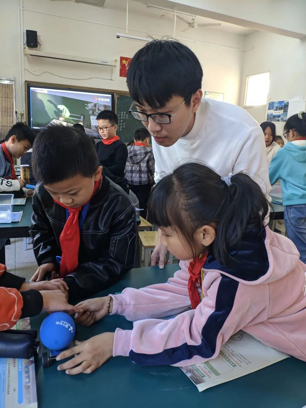 初冬暖意，相约双潮 —— 暨温大附小科学组送教下乡活动