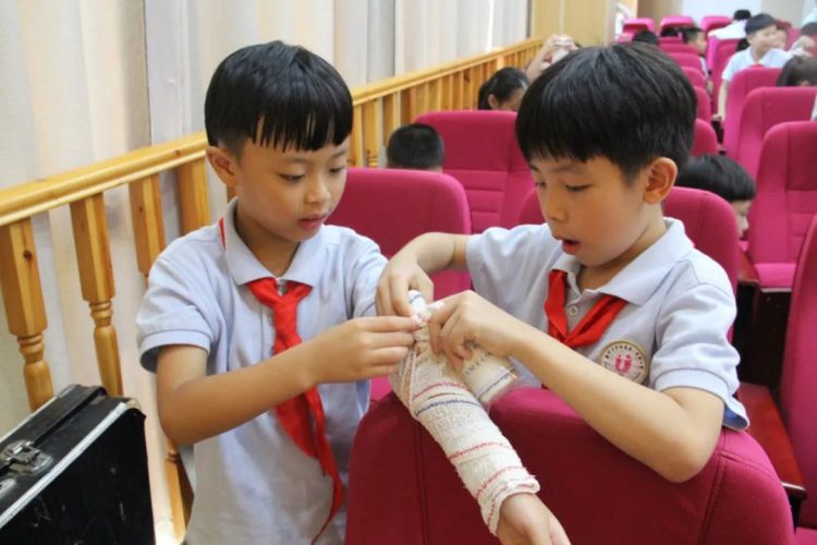 急救知识进校园 守护生命“救”在身边 急救知识进校园 守护生命“救”在身边