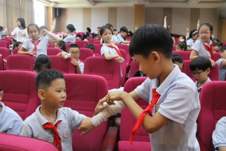 急救知识进校园 守护生命“救”在身边 急救知识进校园 守护生命“救”在身边