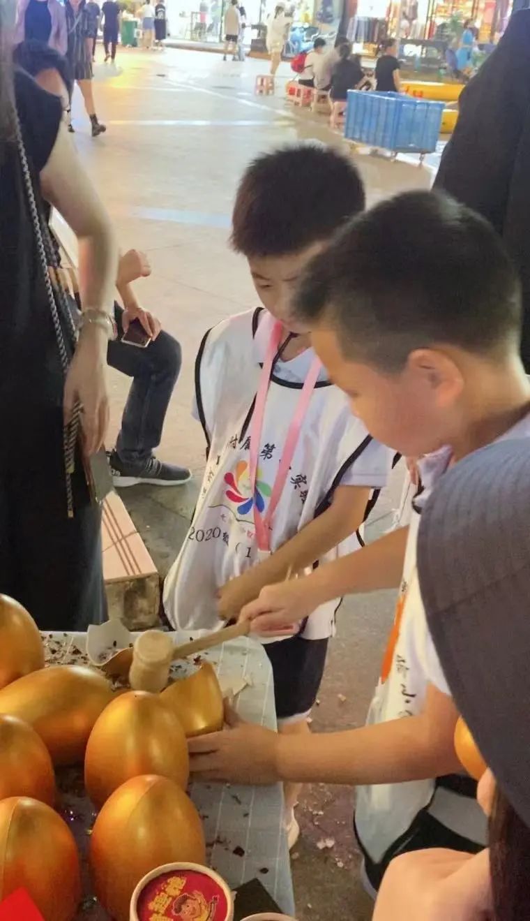 爱心义卖,与爱童行 爱心义卖,与爱童行
