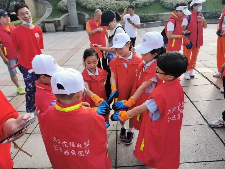 成长路上 有爱同行—— 小π队国庆公益系列活动 成长路上 有爱同行—— 小π队国庆公益系列活动