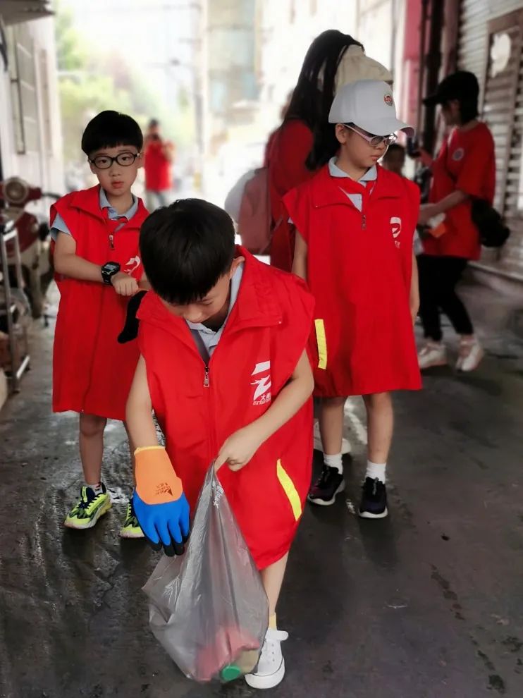 成长路上 有爱同行—— 小π队国庆公益系列活动 成长路上 有爱同行—— 小π队国庆公益系列活动