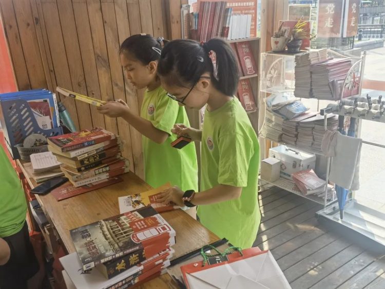 成长路上 有爱同行—— 小π队国庆公益系列活动 成长路上 有爱同行—— 小π队国庆公益系列活动
