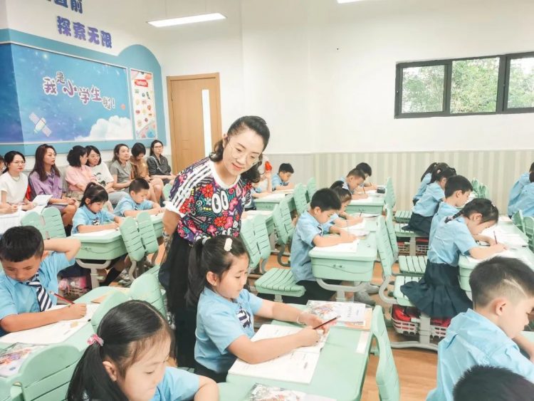 立足习惯养成  夯实课堂常规——记鹿城区教研员余佳莉老师调研幼小衔接课程