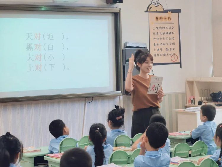 立足习惯养成  夯实课堂常规——记鹿城区教研员余佳莉老师调研幼小衔接课程