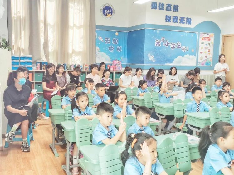 立足习惯养成  夯实课堂常规——记鹿城区教研员余佳莉老师调研幼小衔接课程