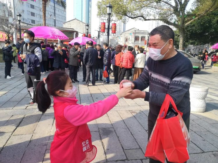 情系雷锋月，爱洒三月天 ——记向阳中队三乐亭志愿者公益行动