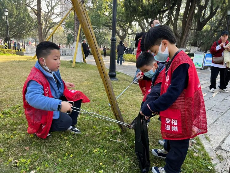 情系雷锋月，爱洒三月天 ——记向阳中队三乐亭志愿者公益行动