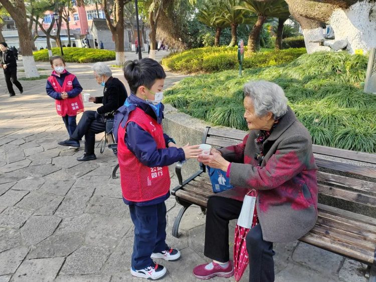 情系雷锋月，爱洒三月天 ——记向阳中队三乐亭志愿者公益行动