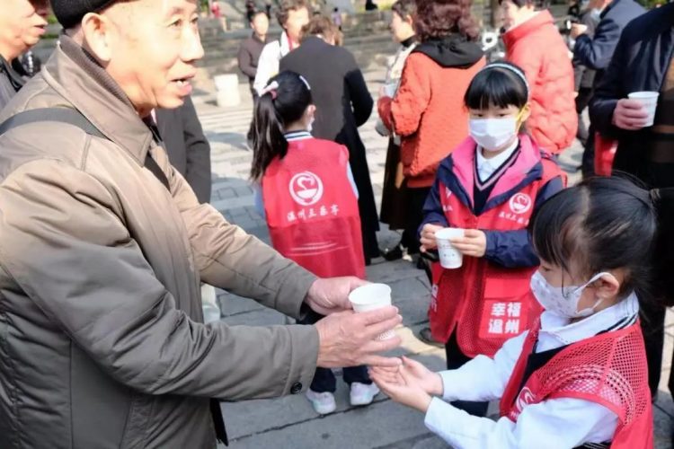 情系雷锋月，爱洒三月天 ——记向阳中队三乐亭志愿者公益行动