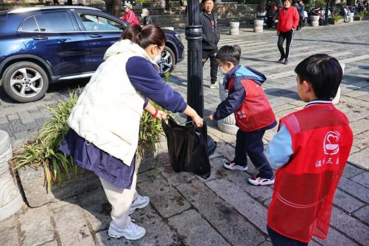 情系雷锋月，爱洒三月天 ——记向阳中队三乐亭志愿者公益行动